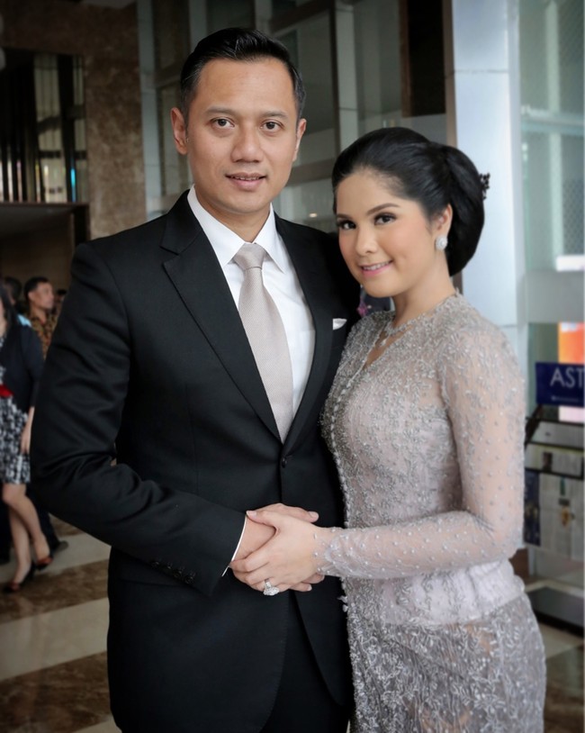 Agus Yudhoyono dan Annisa Pohan memang kerap bikin baper netizen karena selalu terlihat serasi. Saat di pernikahan Kahiyang dan Bobby, mantan cagub dari partai Demokrat itu bersama sang istri kembali tampil mesra.  Foto: dok. Instagram