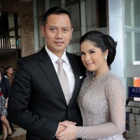 Agus Yudhoyono dan Annisa Pohan memang kerap bikin baper netizen karena selalu terlihat serasi. Saat di pernikahan Kahiyang dan Bobby, mantan cagub dari partai Demokrat itu bersama sang istri kembali tampil mesra.  Foto: dok. Instagram