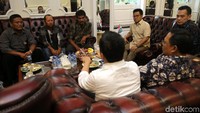 Mereka mengadukan nasibnya dan meminta Muhaimin untuk mengawal aspirasi petani agar pemerintah mengurungkan rencana menaikan cukai rokok sebesar 10,04 persen pada 2018.