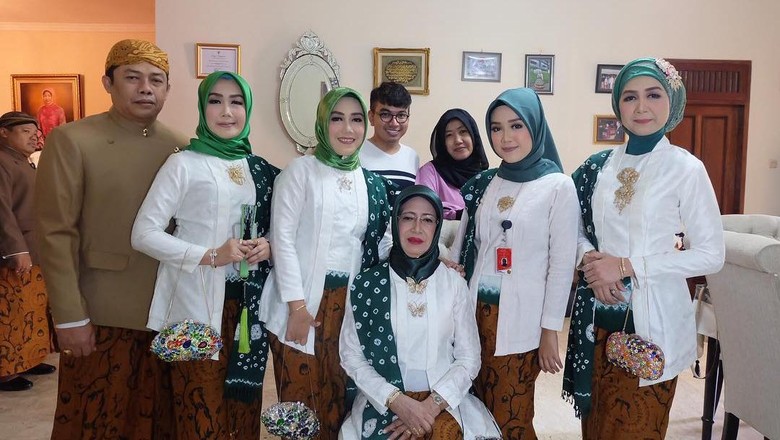 Saat Ketum PBNU Sapa Ibunda Jokowi di Akad Nikah Kahiyang Saat Ketum PBNU Sapa Ibunda Jokowi di Akad Nikah Kahiyang