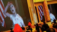 Arabella juga menyanyikan lagu balada dan membaca puisi kuno China dalam bahasa Mandarin. Video itu kemudian ditampilkan dalam layar besar (Foto: REUTERS/Jonathan Ernst)