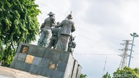 Sayangnya kondisi lingkungan sekitar monumen tersebut kurang terawat.