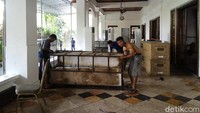 Sejumlah pekerja masih tampak bekerja di sana, membongkar berbagai peralatan yang semula dipakai.