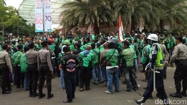Mereka menyebutkan penurunan tarif terjadi sejak seminggu lalu