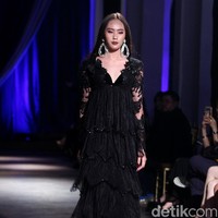 Show tunggal Ivan Gunawan menampilkan koleksi bertemakan Under The Star di The Pallas, SCBD, Jakarta, Rabu (08/10/2017). Foto: Mohammad Abduh/Wolipop