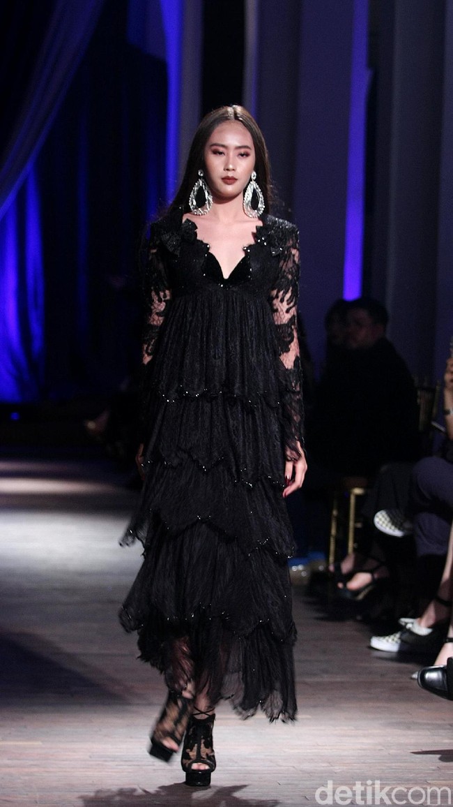 Show tunggal Ivan Gunawan menampilkan koleksi bertemakan Under The Star di The Pallas, SCBD, Jakarta, Rabu (08/10/2017). Foto: Mohammad Abduh/Wolipop