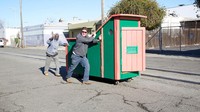 Selama ini tunawisma di Oakland ke mana-mana mendorong troli belanja, Kloehn berharap nanti mereka semua bisa mendorong rumahnya sendiri. Istimewa/Boredpanda.