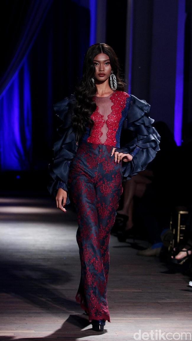 Show tunggal Ivan Gunawan menampilkan koleksi bertemakan Under The Star di The Pallas, SCBD, Jakarta, Rabu (08/10/2017). Foto: Mohammad Abduh/Wolipop