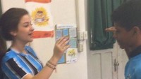 Ia pun mengunggah momen bersama temannya di sekolah. (Dok. Twitter/@JojoLopesv)