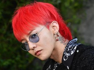 Nike Hadiahkan G-Dragon Sneakers Istimewa, Hanya Ada 1 di Dunia