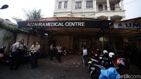 Penembakan dilakukan di Klinik Azzahra, Jakarta Timur. Dokter Helmi langsung menyerahkan diri ke polisi setelah menembak secara membabi buta sang istri, dr Letty Sultri (46).