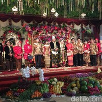 Untuk resepsi malam hari, Kahiyang dan Bobby mengenakan pakaian adat Solo Basahan Keprabon. Kahiyang tampil cantik dalam balutan kain dodot bernuansa hijau dan baju bludru menutupi bagian pundak hingga pinggang. Foto: Daniel Ngantung/Wolipop