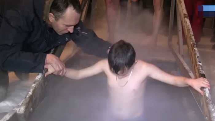 Brrr! Rusia Punya Festival Baptis di Sungai Es