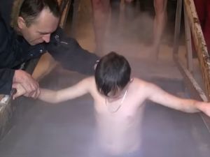 Brrr! Rusia Punya Festival Baptis di Sungai Es