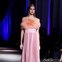 Show tunggal Ivan Gunawan menampilkan koleksi bertemakan Under The Star di The Pallas, SCBD, Jakarta, Rabu (08/10/2017). Foto: Mohammad Abduh/Wolipop