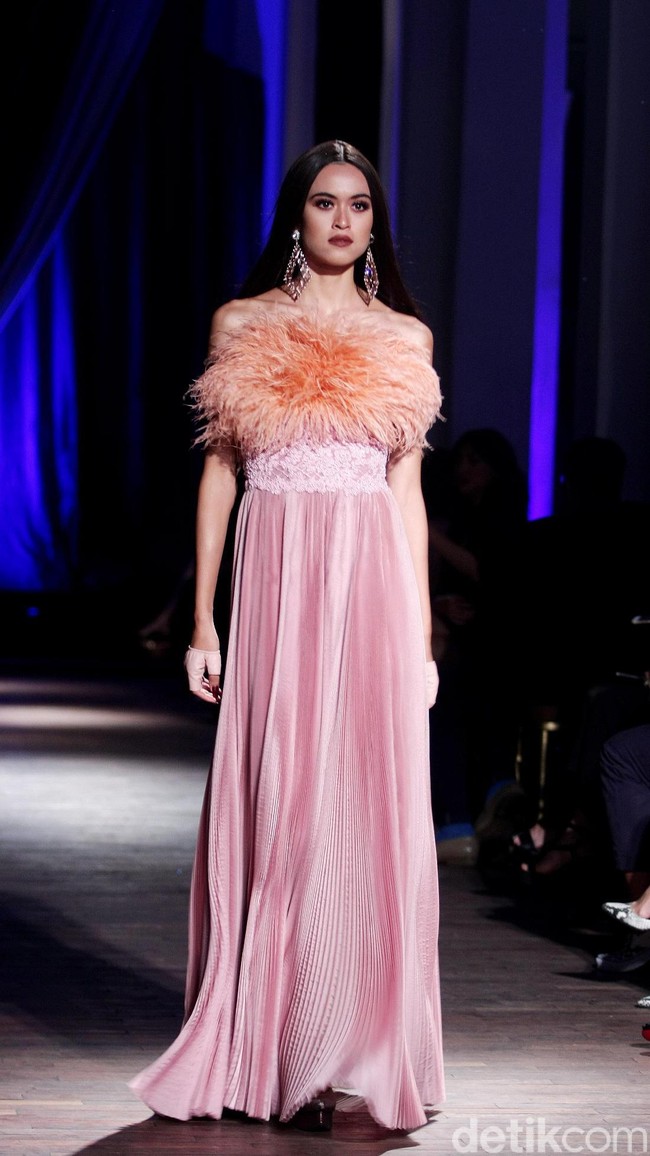 Show tunggal Ivan Gunawan menampilkan koleksi bertemakan Under The Star di The Pallas, SCBD, Jakarta, Rabu (08/10/2017). Foto: Mohammad Abduh/Wolipop