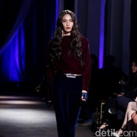 Show tunggal Ivan Gunawan menampilkan koleksi bertemakan Under The Star di The Pallas, SCBD, Jakarta, Rabu (08/10/2017). Foto: Mohammad Abduh/Wolipop