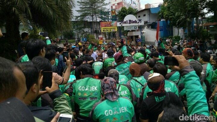 Tuntut Perbaikan Tarif Driver Demo Kantor Go Jek