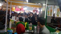 Setelah dari toko batik, Jokowi mengajak Jae-in minum teh di kios teh. Mereka kembali berbincang sambil minum teh.
