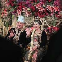 Penampilan Kahiyang juga berbeda dengan warna paesnya. Kali ini, warna paes tidak hitam tapi hijau selaras seperti baju dodot yang dikenakannya.  Foto: Dok. Instagram @habibie.ahmad.akbar