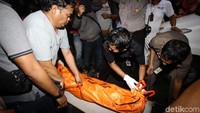 Jasad Letty dimasukkan ke kantong jenazah berwarna jingga. Kantong jenazah tersebut kemudian dimasukkan ke ambulans bertulisan RS Polri Kramat Jati. Terlihat masyarakat mendekati petugas yang mengangkat jasad tersebut.