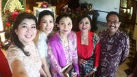 Djarot, Happy dan Veronica Tan kerap selfie menunjukkan kebersamaan mereka di acara resepsi pernikahan Kahiyang-Bobby. Foto: Instagram/Happydjarot
