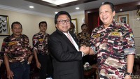 Kepala Badan Bela Negara FKPPI, Bambang Soesatyo disambut Ketua DPD RI Oesman Sapta Odang di ruang pertemuan pimpinan.