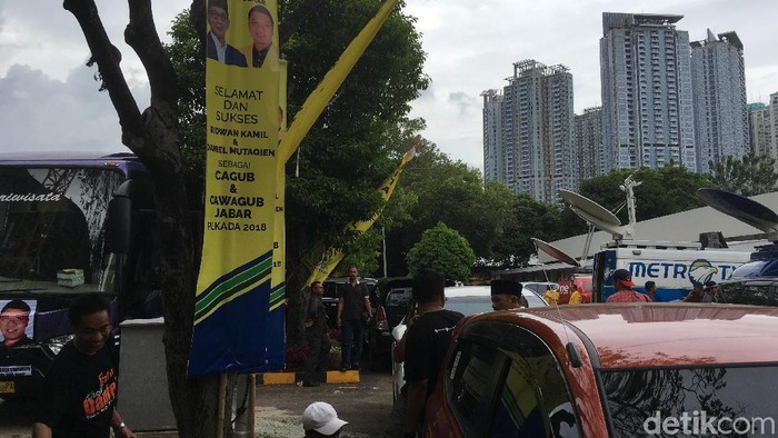 Jelang Penetapan Cagub, Spanduk Ridwan Kamil Penuhi DPP Golkar