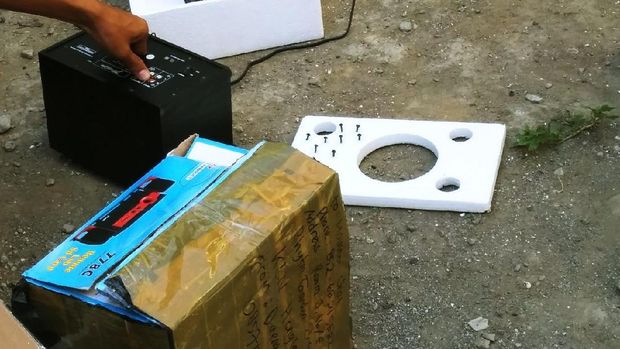 Ular diselundupkan dengan dimasukkan speaker yang dimasukkan ke kardus (