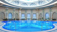 Kolam renang indoor super mewah yang bisa dinikmati pengunjung hotel. Mirip seperti kamar mandi kerajaan zaman dulu ya (Ritz Carlton Riyadh)