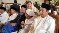 Alissa tampak tersenyum saat berfoto bersama Gus Mus, Mbah Moen dan Habib Luthfi (Twitter/@AlissaWahid)