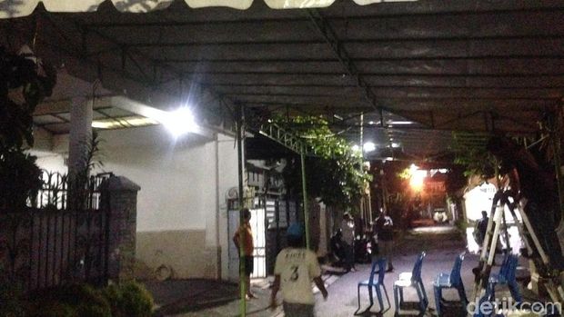 Tenda dibangun di depan rumah kakak dr Letty
