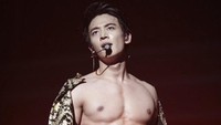 Dia adalah Choi Minho. Di Korea, ia dikenal sebagai rapper dari grup musik SHinee. Selain berwajah tampan, Minho dilaporkan memiliki tubuh berotot yang sukses bikin para wanita berteriak histeris. (Foto: Instagram/minhoxx)