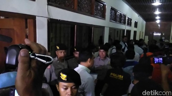 Cari Narkoba, Polisi Geledah Ruang Kerja Wakil Ketua DPRD Bali