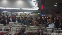 Jokowi mencoba batik bernuansa biru dan Jae-in bernuansa merah. Motif batik yang mereka coba sama.