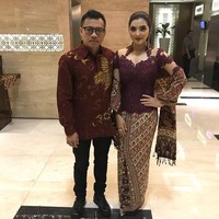 Pasangan selebriti Ashanty dan Anang Hermansyah turut hadir di resepsi pernikahan Kahiyang Ayu dan Bobby Nasution. Ashanty tampil elegan dengan kebaya modifikasi berikut sarung dan selendang batik berwarna senada. Sebagai penyempurna, ia memadukannya dengan handbag kulit buaya. Foto: Dok. Instagram