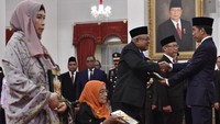 Presiden Joko Widodo (kanan) menyerahkan tanda jasa kepada ahli waris Almarhum Sultan Mahmud Riayat Syah (ketiga kanan. Sultan Mahmud Riayat Syah adalah sosok yang konsisten melawan penjajahan. Di tahun 1782, dia pernah menenggelamkan kapal Belanda.