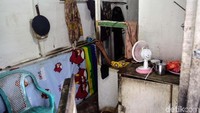 Ia juga menolak direhabilitasi ke panti sosial. Nenek Nur mengaku dulu bekerja di perusahaan migas Cipulir dan hingga kini masih mendapatkan santunan Rp 500 ribu setiap Idul Fitri.