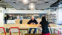 Zuckerberg membebaskan para karyawannya untuk berpakaian sesuka hati saat bekerja. Foto: Dok. customspaces.com.