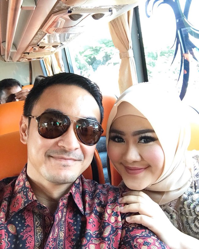 Dalam perjalanan menuju lokasi akad nikah bersama pendamping yang cantik ini, begitu keterangan foto di Instagram gubernur Jambi Zumi Zola yang berpose selfie dengan sang istri Sherrin Tharia. Duh.. caption fotonya bikin baper!  Foto: dok. Instagram