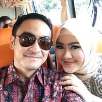 Dalam perjalanan menuju lokasi akad nikah bersama pendamping yang cantik ini, begitu keterangan foto di Instagram gubernur Jambi Zumi Zola yang berpose selfie dengan sang istri Sherrin Tharia. Duh.. caption fotonya bikin baper!  Foto: dok. Instagram