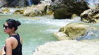 Pesona Sumba memang tidak ada habisnya. Salah satunya Air Terjun Lapopu ini. Pevita sudah ke sini, kamu kapan? (@pevpearce/Instagram)