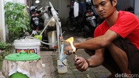 Dimas menyalakan bahan bakar minyak yang terbuat dari limbah plastik.