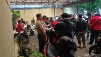 Kegiatan olah TKP itu mengundang perhatian warga. Kabid Humas Polda Metro Jaya Kombes Argo Yuwono mengatakan pelaku meletuskan tembakan sebanyak enam kali. (Foto: Ibnu Hariyanto/detikcom)