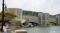 Danau ini menjadi salah satu daya tarik wisatawan berkunjung ke sini. Dikelilingi danau buatan, kawasan Putrajaya juga memiliki tujuh jembatan juga kapal wisata yang bisa disewa traveler saat berkunjung (Masaul/detikTravel)