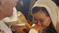 Menyayangi yang muda, menghormati yang tua, tulis Gus Mus saat mengunggah foto Alissa Wahid mencium tangan Mbah Moen. (Facebook/Gus Mus)