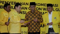 Novanto memberikan SK didampingi Sekjen Partai Golkar Idrus Marham hingga Ketua Dewan Pakar Golkar Agung Laksono. Novanto dengan mantap memberikan SK tersebut kepada Ridwan Kamil.
