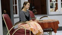 Ia merasakan tantangan baru kala menjalani perannya di pentas teater tersebut. Pool/Palevi S/detikFoto.