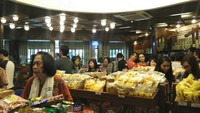 Toko kue ini selalu dipadati wisatawan. Lihat saja penampakannya saat dikunjungi detikTravel, penuh dengan orang. Mereka sedang asyik memilih-milih oleh-oleh apa yang akan dibawa pulang nanti (Wahyu/detikTravel)