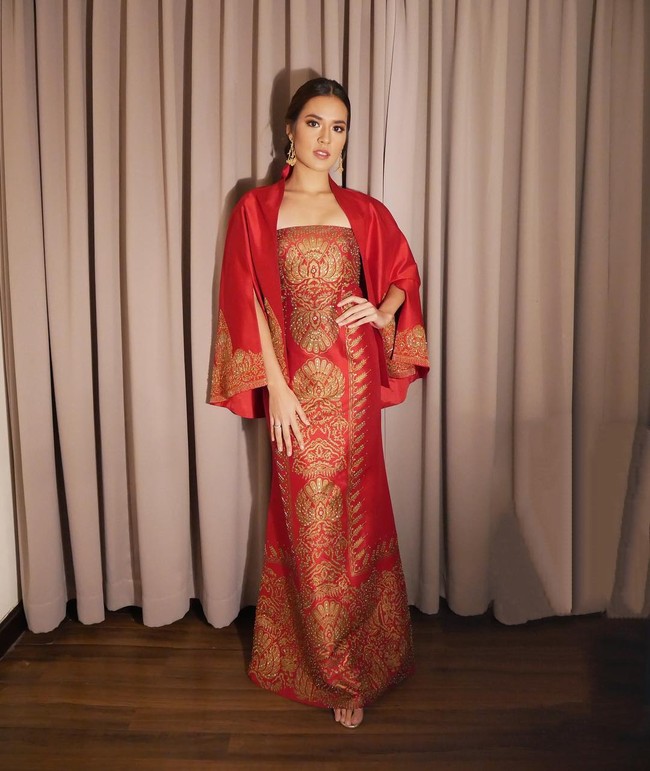 Sementara Raisa tampil feminin memakai dodotan tube dress dengan tambahan cape merah di pernikahan Kahiyang Ayu dan Bobby Nasution.. Ia menata rambutnya rapi diikat ke belakang menambah kesan elegan. Foto: Dok. Instagram